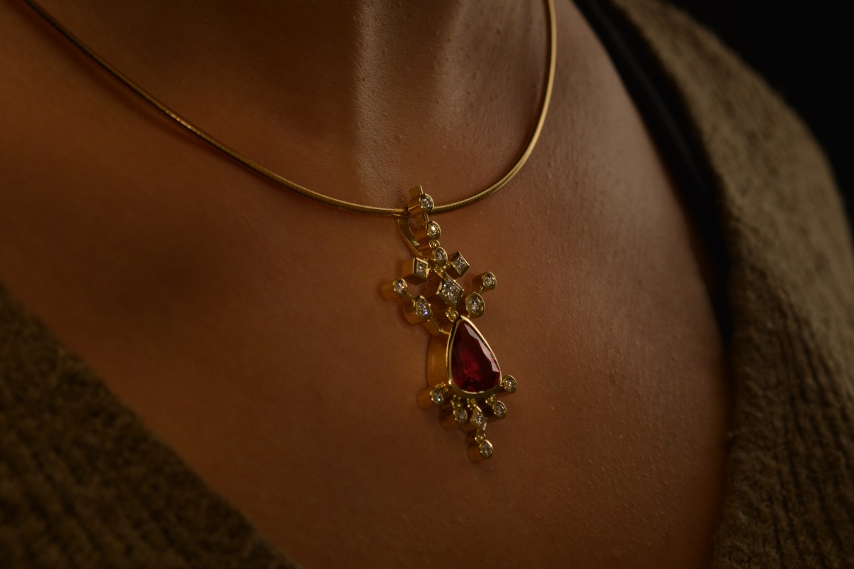 Rudolf Heltzel Spinel and diamond 18ct yellow gold pendant with matching braided yellow gold choker