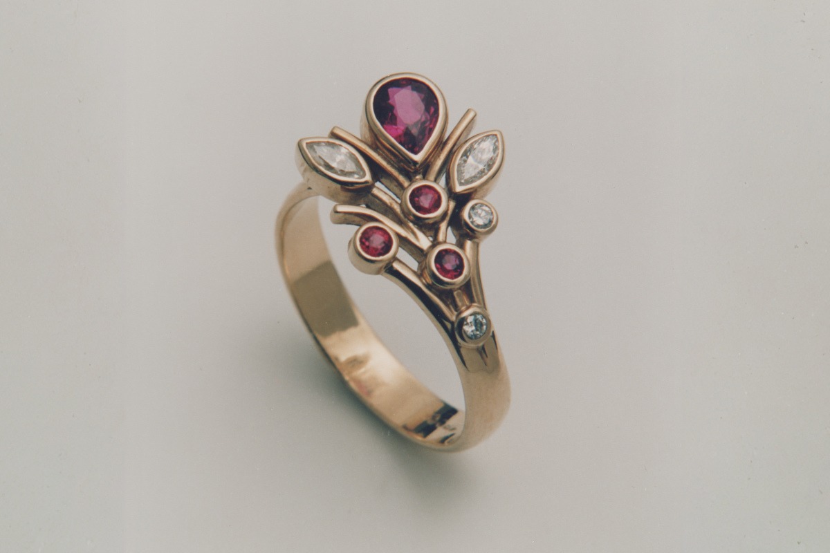 Handcrafted Rudolf Heltzel 18ct yellow gold engagement ring bezel set with garnet and diamonds