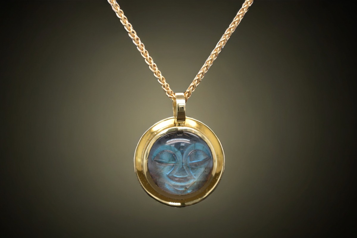Rudolf Heltzel hancrafted Moonlit Labradorite Face Pendant in 18ct yellow gold